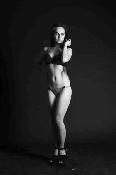 Szexi Brunette a vászon pizsama, pózol a stúdióban, sötét fotók, gyönyörű modell, szép smink, rozsdás Studio Photo Studio fúj falak — Stock Fotó