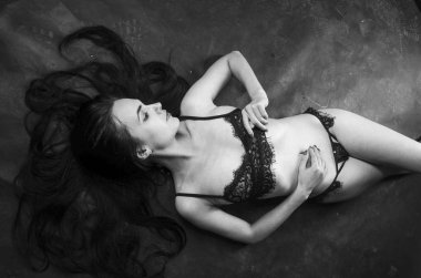 keten pijama seksi esmer, stüdyoda poz, koyu fotoğraflar, zarif model, güzel makyaj, paslı stüdyo fotoğraf stüdyosu duvarlar üfleme