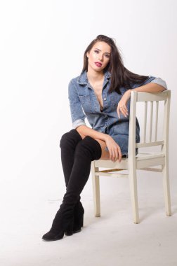 Bir elbise bir bel arka plan üzerinde güzel seksi esmer