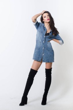 Bir elbise bir bel arka plan üzerinde güzel seksi esmer