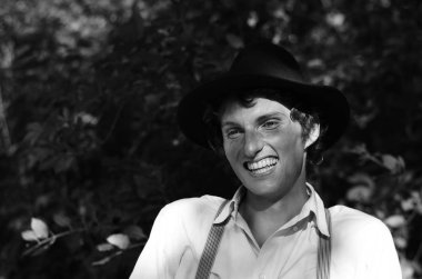 Şapkalı genç bir adam. Siyah ve beyaz 