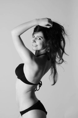 Uzun saçlı güzel genç ince kız (kadın), bir w giyiyor