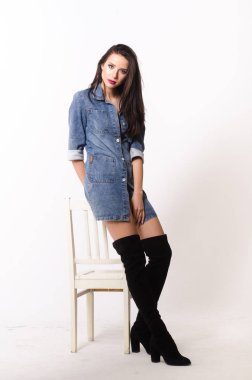 Bir elbise bir bel arka plan üzerinde güzel seksi esmer