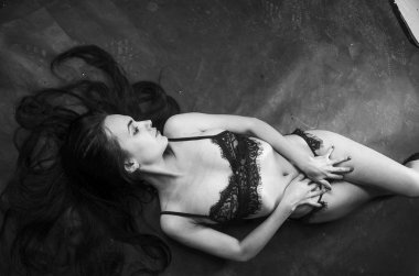 keten pijama seksi esmer, stüdyoda poz, koyu fotoğraflar, zarif model, güzel makyaj, paslı stüdyo fotoğraf stüdyosu duvarlar üfleme