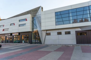 büyük alışveriş merkezi renkli kırmızı ve turuncu panelleri ile alüminyum cephe detayları