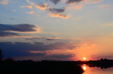 Gün batımında çimenler nehir manzarasında