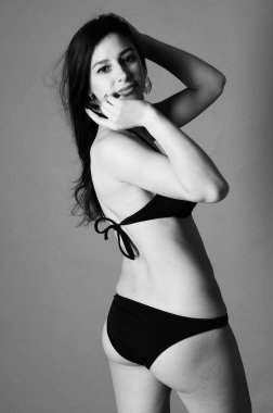 Uzun saçlı güzel genç ince kız (kadın), bir w giyiyor