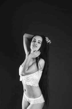 keten pijama seksi esmer, stüdyoda poz, koyu fotoğraflar, zarif model, güzel makyaj, paslı stüdyo fotoğraf stüdyosu duvarlar üfleme