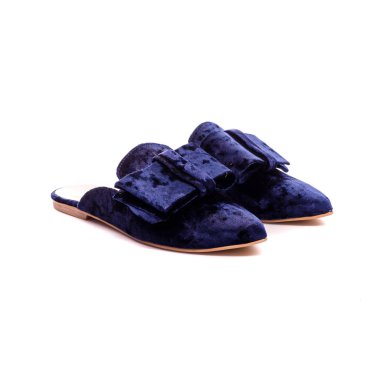 beyaz bir arka plan üzerinde izole mavi kadın terlik.