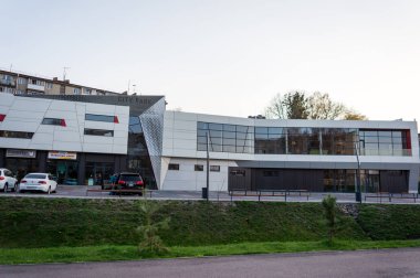 büyük alışveriş merkezi renkli kırmızı ve turuncu panelleri ile alüminyum cephe detayları