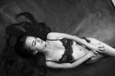 keten pijama seksi esmer, stüdyoda poz, koyu fotoğraflar, zarif model, güzel makyaj, paslı stüdyo fotoğraf stüdyosu duvarlar üfleme