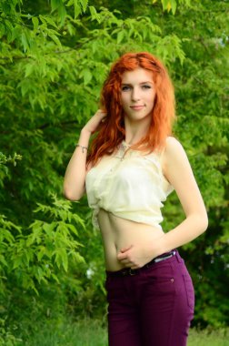 Kafkas görünümünden bir genç güzel cevheri kız ananas ile eğleniyor. Metin için yerleştirin. Vegan, vegetarianizm, sağlıklı yaşam tarzı, pozitif konsept