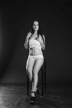 keten pijama seksi esmer, stüdyoda poz, koyu fotoğraflar, zarif model, güzel makyaj, paslı stüdyo fotoğraf stüdyosu duvarlar üfleme