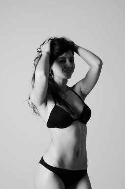 Uzun saçlı güzel genç ince kız (kadın), bir w giyiyor