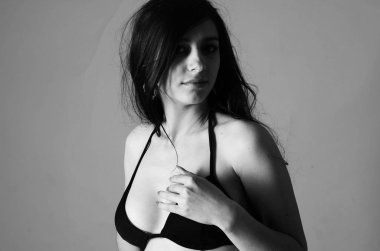 Uzun saçlı güzel genç ince kız (kadın), bir w giyiyor