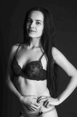 keten pijama seksi esmer, stüdyoda poz, koyu fotoğraflar, zarif model, güzel makyaj, paslı stüdyo fotoğraf stüdyosu duvarlar üfleme