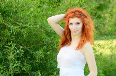 Kafkas görünümünden bir genç güzel cevheri kız ananas ile eğleniyor. Metin için yerleştirin. Vegan, vegetarianizm, sağlıklı yaşam tarzı, pozitif konsept