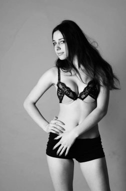 Uzun saçlı güzel genç ince kız (kadın), bir w giyiyor