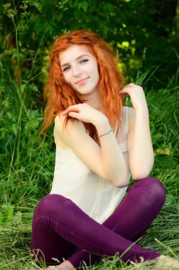 Kafkas görünümünden bir genç güzel cevheri kız ananas ile eğleniyor. Metin için yerleştirin. Vegan, vegetarianizm, sağlıklı yaşam tarzı, pozitif konsept