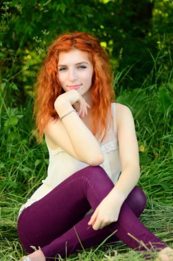 Kafkas görünümünden bir genç güzel cevheri kız ananas ile eğleniyor. Metin için yerleştirin. Vegan, vegetarianizm, sağlıklı yaşam tarzı, pozitif konsept