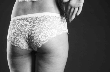 çok güzel ince model poz koyu arka planı