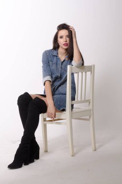 Bir elbise bir bel arka plan üzerinde güzel seksi esmer