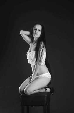keten pijama seksi esmer, stüdyoda poz, koyu fotoğraflar, zarif model, güzel makyaj, paslı stüdyo fotoğraf stüdyosu duvarlar üfleme