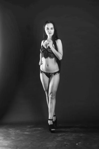 Brunetă sexy în pijamale in lenjerie, pozând în studio, fotografii întunecate, model rafinat, machiaj frumos, studio ruginit fotografie studio suflare pereți — Fotografie, imagine de stoc