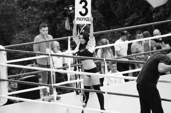 Boxning tävlingar i det öppna luften. Lutsk Volyn region Ukraina, 25.08.17. — Stockfoto