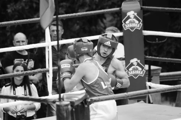 Boxning tävlingar i det öppna luften. Lutsk Volyn region Ukraina, 25.08.17. — Stockfoto