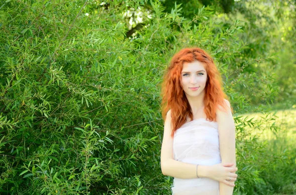 Uma jovem menina bonita minério da aparência caucasiana está se divertindo com abacaxi. Local para texto.Vegan, vegetarianismo, estilo de vida saudável, conceito positivo — Fotografia de Stock