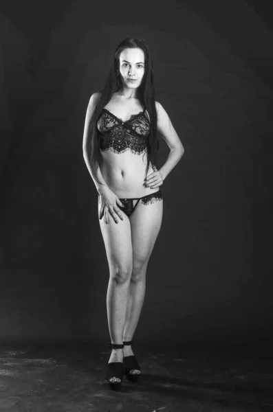 Brunetă sexy în pijamale in lenjerie, pozând în studio, fotografii întunecate, model rafinat, machiaj frumos, studio ruginit fotografie studio suflare pereți — Fotografie, imagine de stoc