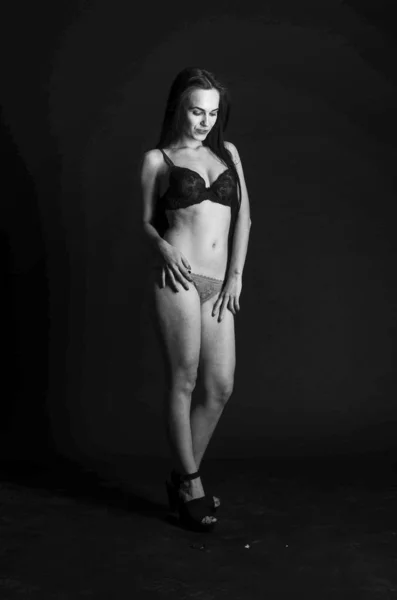 Sexy Brünette im Schlafanzug aus Leinen, posiert im Studio, dunkle Fotos, exquisites Modell, schönes Make-up, rostige Studio-Fotostudio weht Wände — Stockfoto