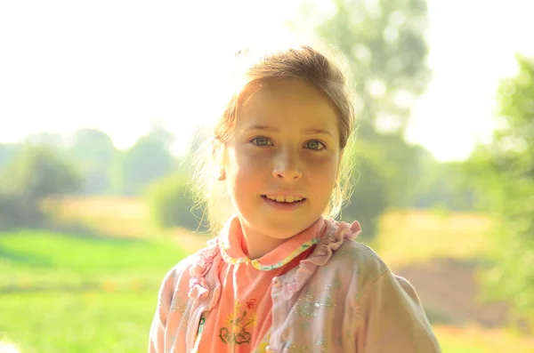 Милая Маленькая Девочка Открытом Воздухе Летний День — стоковое фото