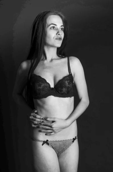 Brunetă sexy în pijamale in lenjerie, pozând în studio, fotografii întunecate, model rafinat, machiaj frumos, studio ruginit fotografie studio suflare pereți — Fotografie, imagine de stoc