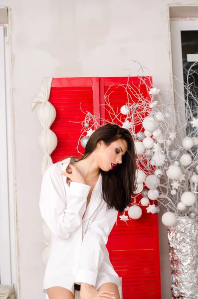 Retrato de moda de modelo chica en el interior con árbol de Navidad. Mujer linda en lencería blanca de encaje. Culo femenino en ropa interior. Cuerpo desnudo . — Foto de Stock