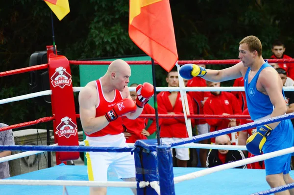 Lutsk Volyn Região Ucrânia, 25.08.17. competições de boxe ao ar livre. Ucrânia vs. Polónia . — Fotografia de Stock