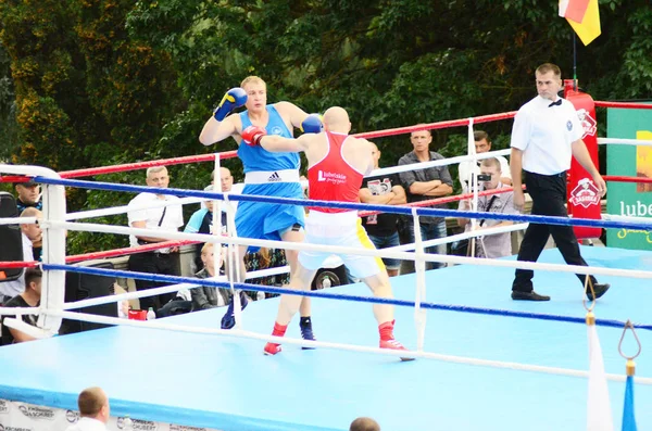 Περιοχή Λουτσκ Βόλυν Ουκρανία, 25.08.17. διαγωνισμούς πυγμαχίας στον υπαίθριο αέρα. Ουκρανία vs. Πολωνία. — Φωτογραφία Αρχείου
