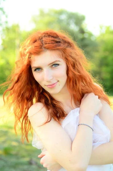 Mladá krásná rudě bělošská podoba má — Stock fotografie