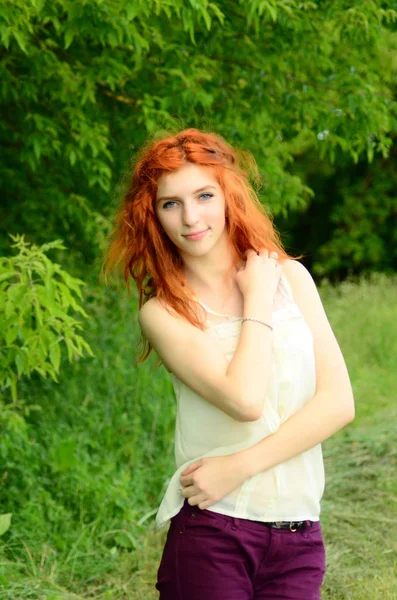 Une jeune belle fille de minerai de l'apparence caucasienne s'amuse avec l'ananas. Lieu de texte.Végétalien, végétarisme, mode de vie sain, concept positif — Photo