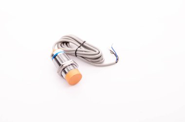 Endüktif yaklaşım sensörü veya makinede yüklü yaklaşım anahtarı.