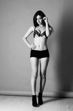 Uzun saçlı güzel genç ince kız (kadın), bir w giyiyor