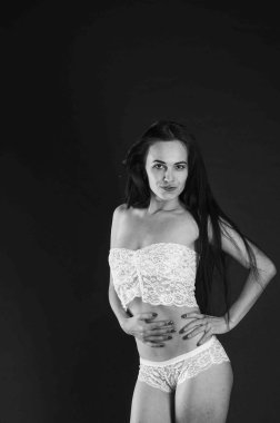 keten pijama seksi esmer, stüdyoda poz, koyu fotoğraflar, zarif model, güzel makyaj, paslı stüdyo fotoğraf stüdyosu duvarlar üfleme