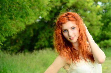Kafkas görünümünden bir genç güzel cevheri kız ananas ile eğleniyor. Metin için yerleştirin. Vegan, vegetarianizm, sağlıklı yaşam tarzı, pozitif konsept