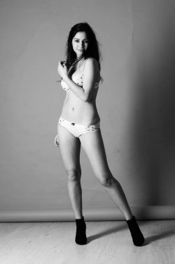 Uzun saçlı güzel genç ince kız (kadın), bir w giyiyor