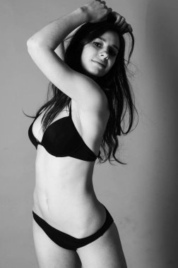 Uzun saçlı güzel genç ince kız (kadın), bir w giyiyor