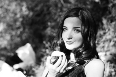 Lüks, komik, baştan çıkarıcı dudakları olan, manikürlü tırnakları olan, arka planda şekerleme yiyen, yakın plan portresi olan güzel bir kadının siyah ve beyaz fotoğrafçılığı..