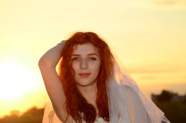 Kafkas görünümünden bir genç güzel cevheri kız ananas ile eğleniyor. Metin için yerleştirin. Vegan, vegetarianizm, sağlıklı yaşam tarzı, pozitif konsept