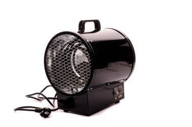 beyaz zemin üzerinde bir elektrikli ısıtıcı