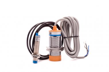 Endüktif yaklaşım sensörü veya makinede yüklü yaklaşım anahtarı.